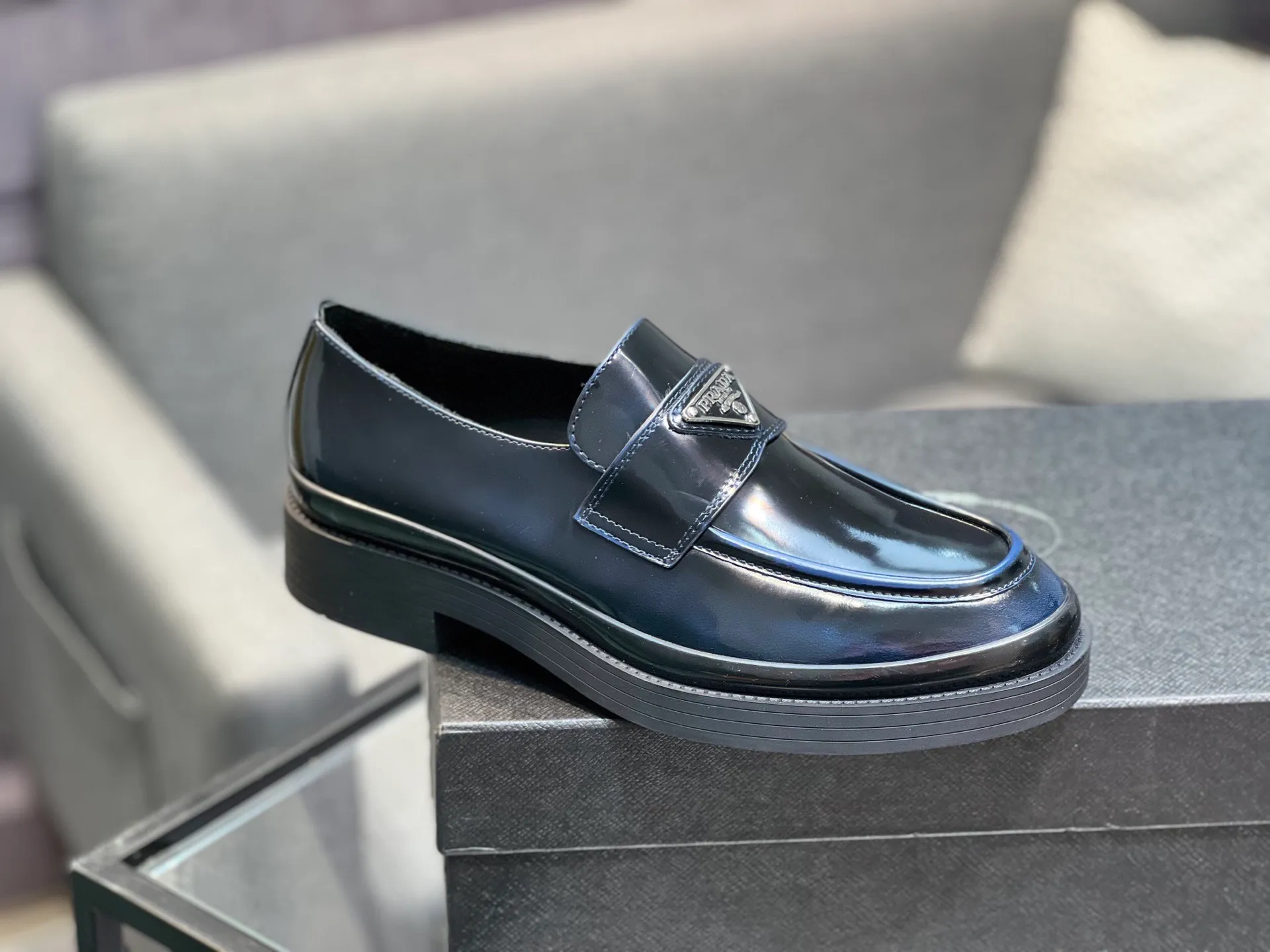 Men's clothing and shoes 💰860 Prada/Prada's new glossy leather loafers are made of open-edge beaded uppers imported from Italy, slip-on loafers style, large piece splicing design, durable and non-deforming, heavy-duty construction, exquisite mark stitching, same material ribbon decoration, blending classic and modern styles, lining with dyed calfskin, standard PRADA logo cowhide feet, original ultra-light matte texture and embossed leather outsole, light and not tired, excellent shock absorption effect, full foot comfort! Size: 39-44 (customized at 38.45)